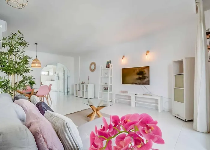 Апартаменты 138- Stylish Coastal With Views And Pool In *